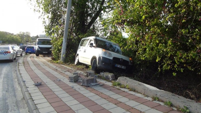 Antalya’da kaza yapan sürücü aracını bırakıp kaçtı