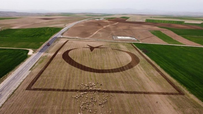 Kırşehir'de tarlasına traktörle Türk bayrağı çizen sağlık memuru