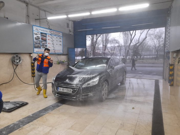 İstanbul'a çamur yağdı, sürücüler yıkamacılara koştu