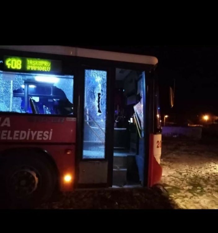 d Adana'da önünü kestikleri otobüse saldırdılar