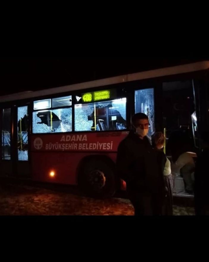 d Adana'da önünü kestikleri otobüse saldırdılar