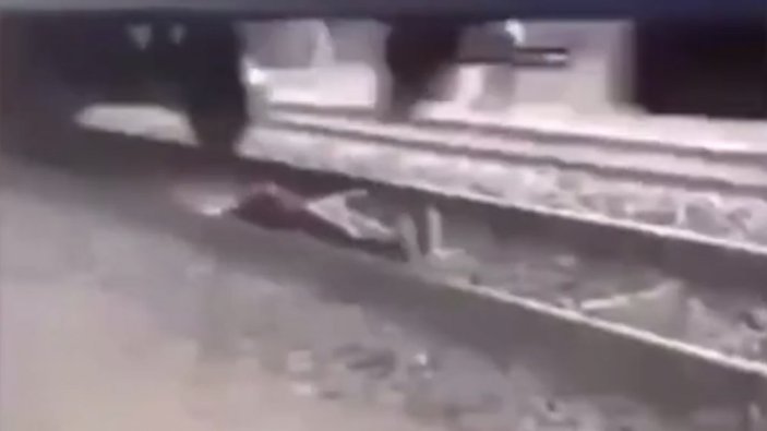 Mısır'da TikTok çekmek için tren raylarına yattı