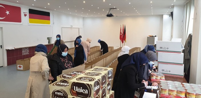 Almanya'da DİTİB camisinden ihtiyaç sahiplerine Ramazan kumanyası
