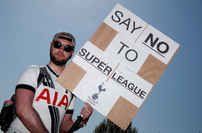 İngiliz taraftarlar Avrupa Süper Ligi'ne katılan kulüplerini protesto etti