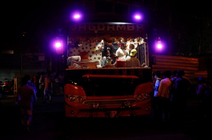 Hindistanlılar, 6 günlük kapanma öncesi otobüs terminallerine akın etti