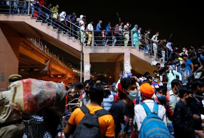 Hindistanlılar, 6 günlük kapanma öncesi otobüs terminallerine akın etti