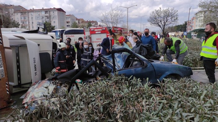 Bursa'da tır otomobilin üzerine devrildi