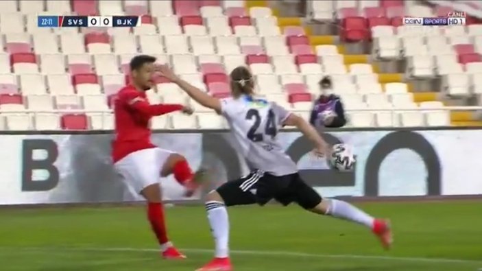 Sivassporlu oyuncuların penaltı beklediği pozisyon