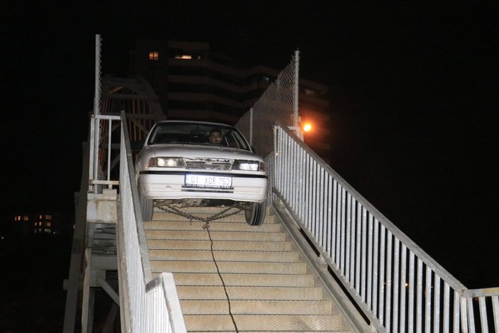 Adana'da yaya köprüsünden geçmeye çalışan otomobil sıkıştı
