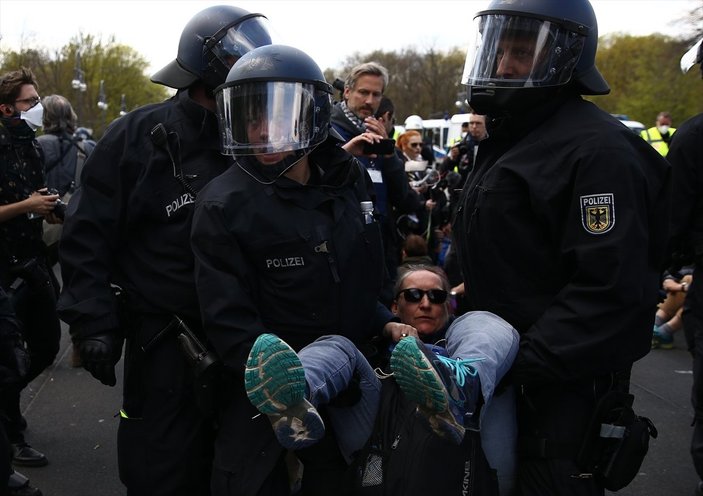 Almanya'da korona politikalarına karşı yapılan gösteriye polis müdahalesi