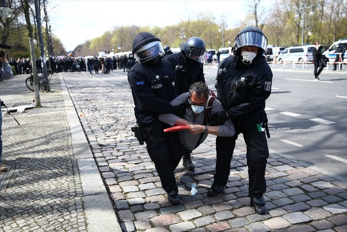 Almanya'da korona politikalarına karşı yapılan gösteriye polis müdahalesi