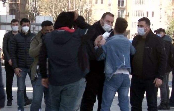 d Taksim'de zabıta seyyar satıcıya tokat attı