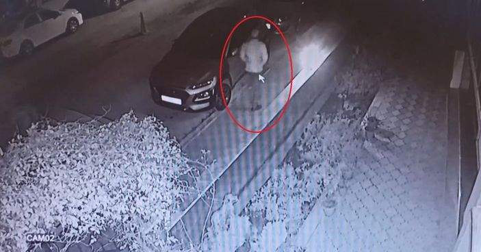 d Bursa'da park halindeki otomobilin çalınma anı kameraya yansıdı