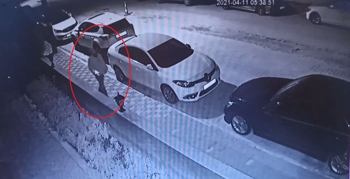 d Bursa'da park halindeki otomobilin çalınma anı kameraya yansıdı