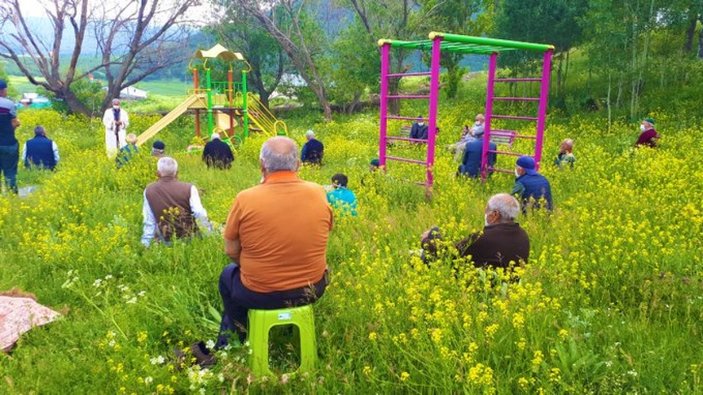Ardahan'da çocuk parkında cuma namazı