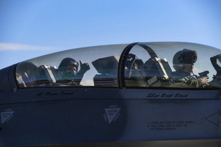 ABD'li Büyükelçi Geoffrey Pyatt, Yunanistan üzerinde F-16 ile uçtu