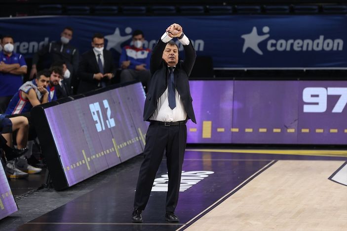 Anadolu Efes, Real Madrid'i mağlup etti