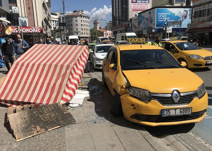 İzmir'de kazaya karışan taksi simitçi tezgahına çarptı