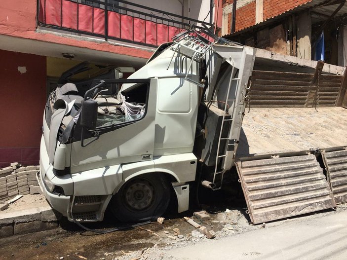 İzmir'de kamyon, depo ve apartmana çarptı
