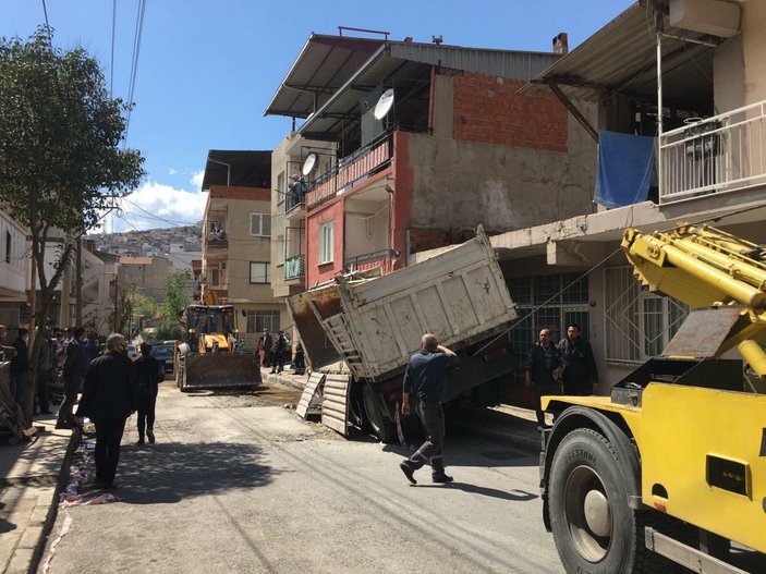 İzmir'de kamyon, depo ve apartmana çarptı