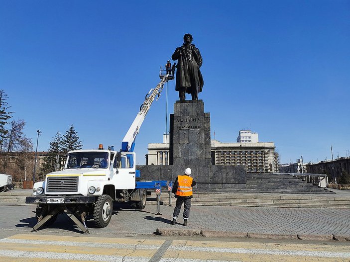 Rusya'da Lenin'in heykeline altın restorasyonu