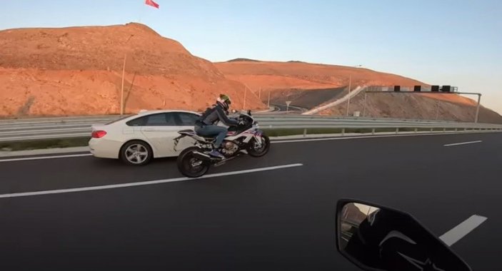İzmir’de motosikletli grup trafikte akrobatik hareketler yaptı