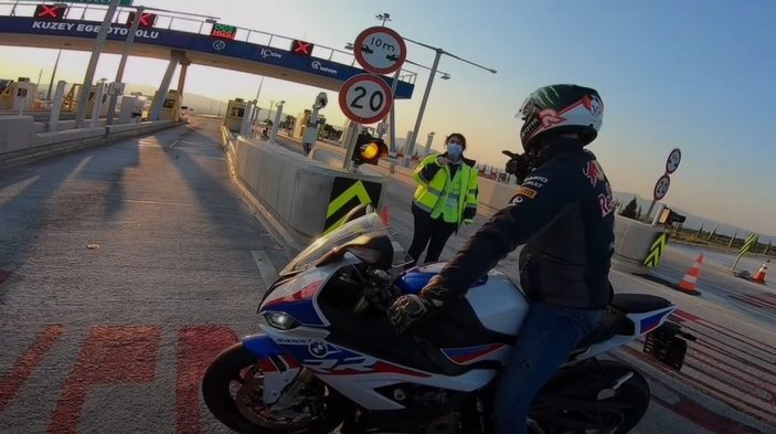 İzmir’de motosikletli grup trafikte akrobatik hareketler yaptı