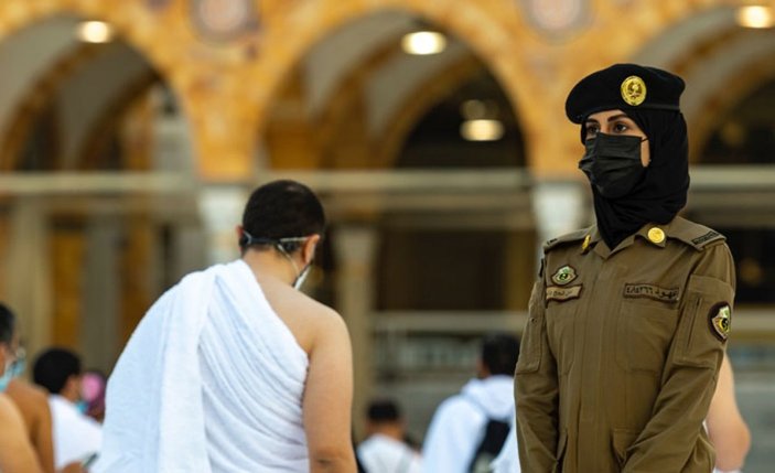 Suudi Arabistan'da hac ve umre ziyaretlerinde kadın görevli
