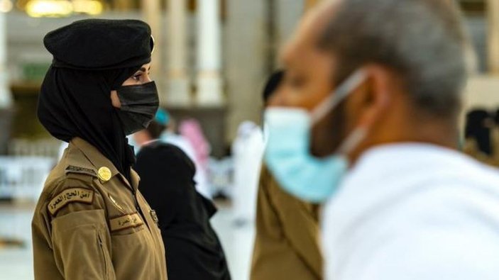 Suudi Arabistan'da hac ve umre ziyaretlerinde kadın görevli