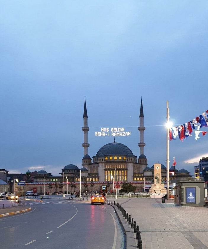 Taksim Camii'ne Ramazan mahyası asıldı