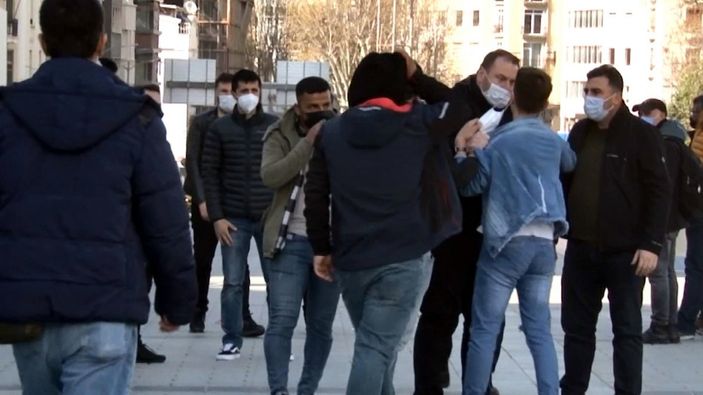 d Taksim'de zabıta seyyar satıcıya tokat attı