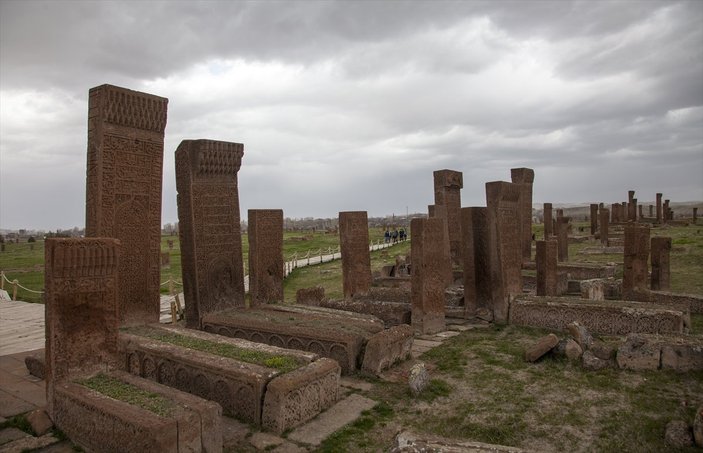 Ahlat Selçuklu Mezarlığı'nda 100 mezar taşı daha ayağa kaldırılacak