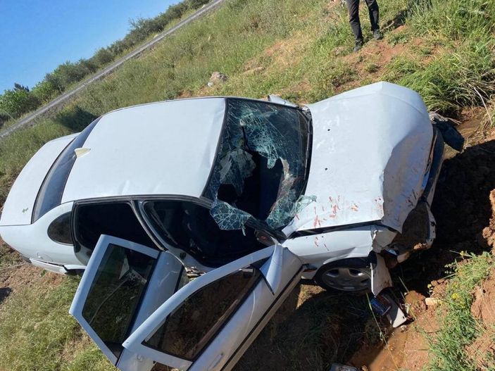 Şanlıurfa’da otomobil şarampole yuvarlandı