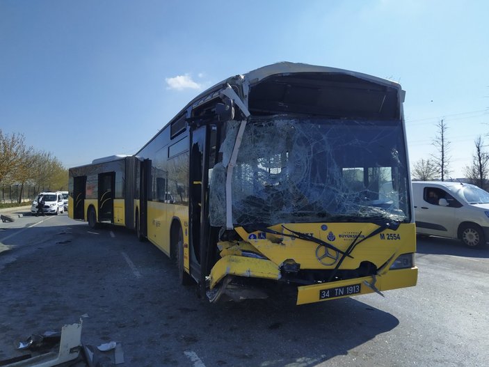 Başakşehir’de İETT otobüsü minibüse çarptı