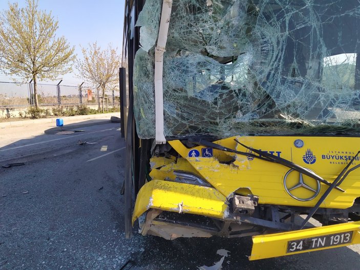 Başakşehir’de İETT otobüsü minibüse çarptı