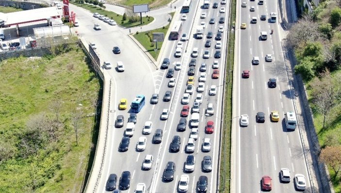 İstanbul'da kısıtlama öncesi trafik yoğunluğu yüzde 67'ye ulaştı