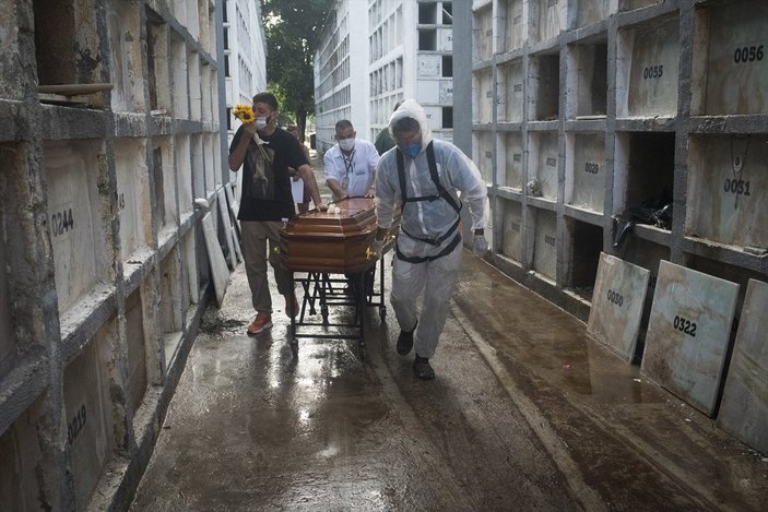 Brezilya'da son 24 saatte 3 bin 472 kişi koronavirüsten öldü