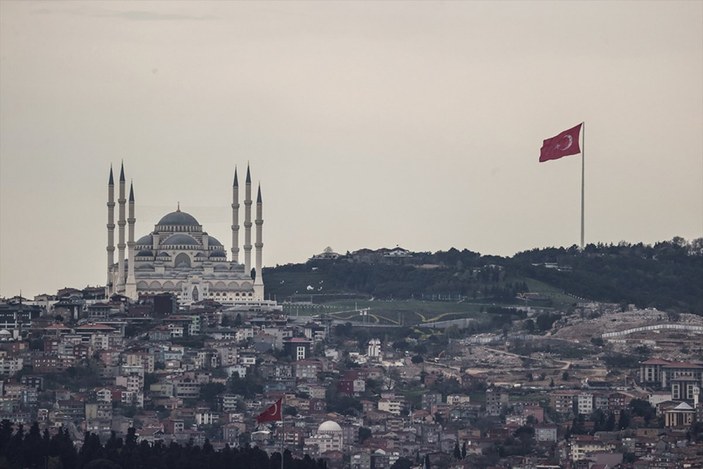 Cumhurbaşkanı Erdoğan, dünyanın en büyük Türk bayrağını çocuklarla göndere çekti