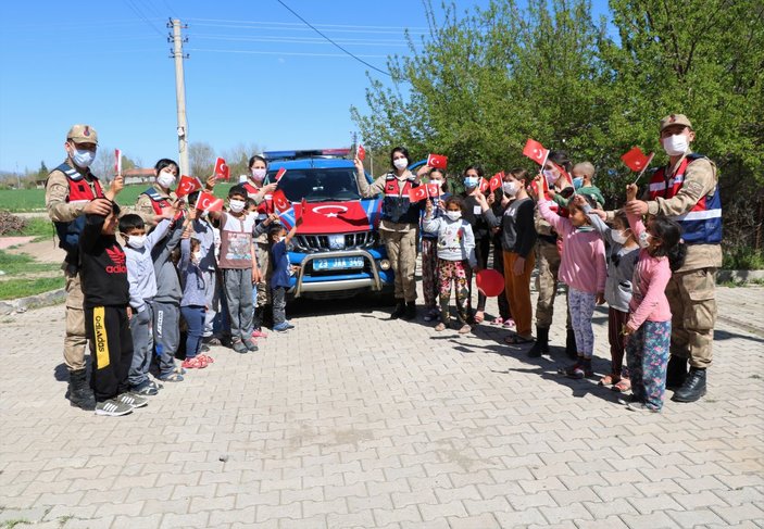Elazığ'da jandarma ekiplerinden çocuklara sürpriz