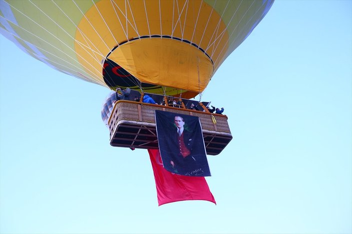 Kapadokya'da balonlar Türk bayrakları ve Atatürk posteri ile uçtu