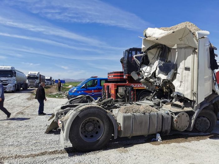 i Afyonkarahisar'da iki tır kafa kafaya çarpıştı