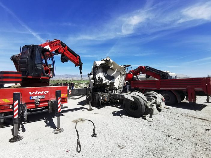 i Afyonkarahisar'da iki tır kafa kafaya çarpıştı