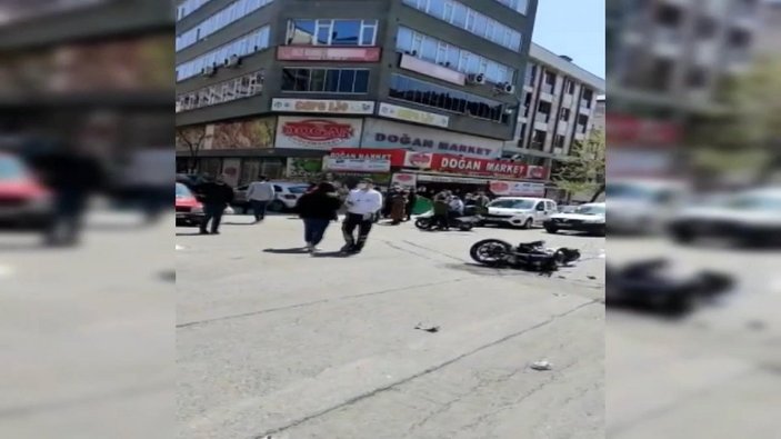 Sultangazi'de otomobille motosiklet çarpıştı