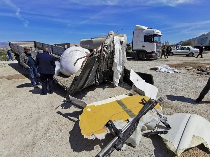 i Afyonkarahisar'da iki tır kafa kafaya çarpıştı