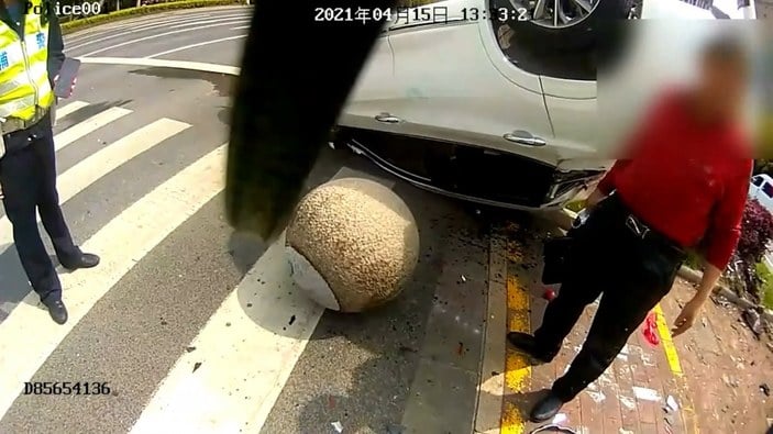 Çin'de takla atan sürücüyü emniyet kemeri kurtardı