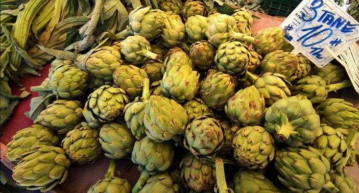 Kuşadası yerel pazarda bahar bereketi