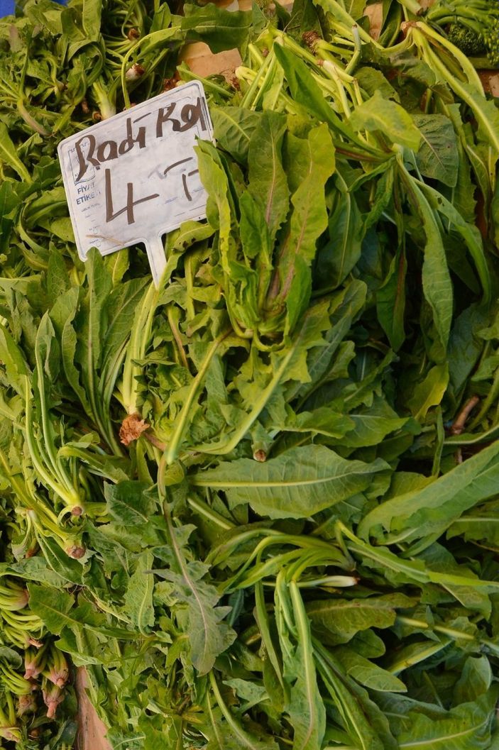 Kuşadası yerel pazarda bahar bereketi