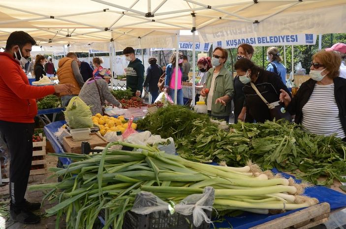 Kuşadası yerel pazarda bahar bereketi