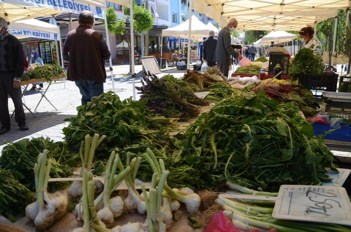 Kuşadası yerel pazarda bahar bereketi