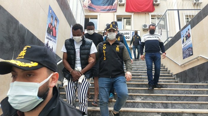 Beşiktaş'ta 4 kilo sahte altın satan 9 Afrikalı yakalandı